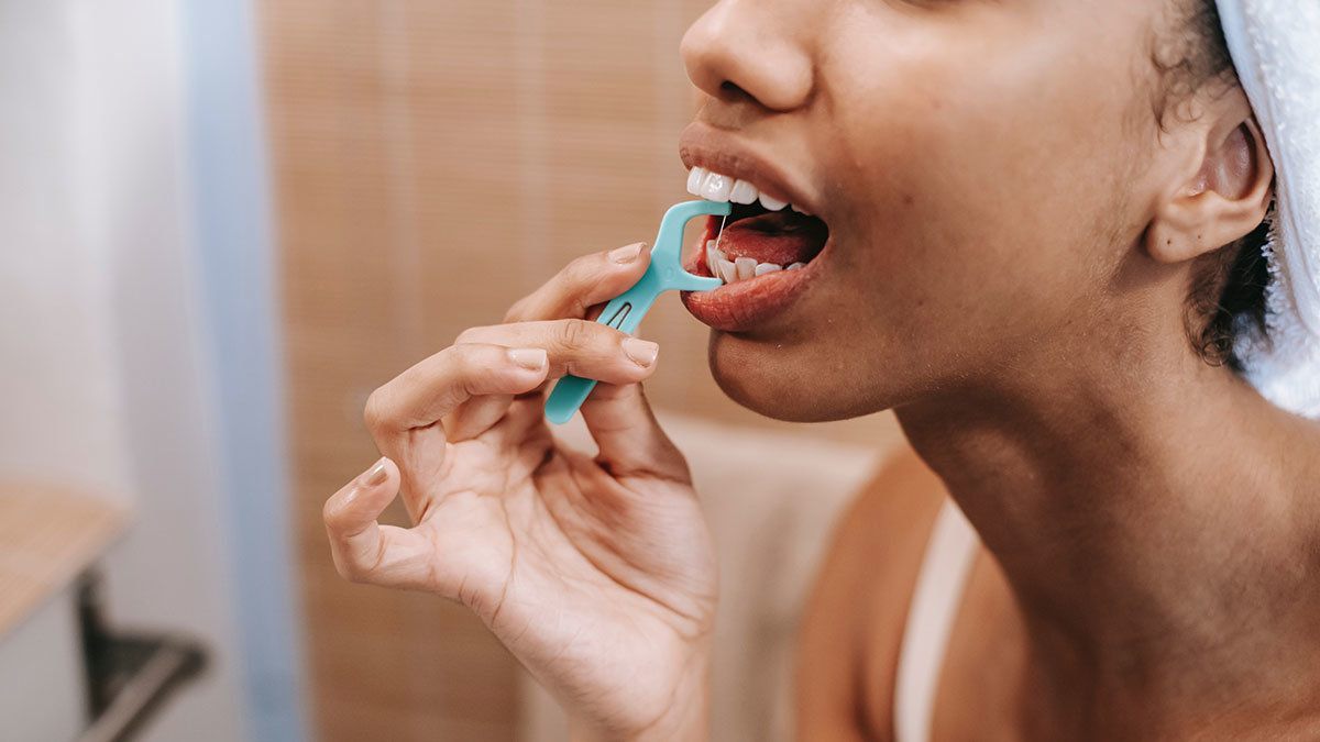 Zahnfleischbluten bei der Verwendung von Zahnseide - ein Problem, das viele Menschen betrifft