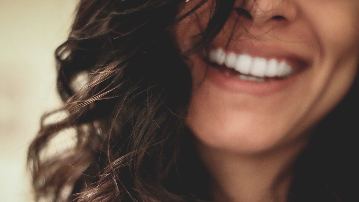 Weißere Zähne durch Bleaching - ist die Zahnaufhellung schädlich?