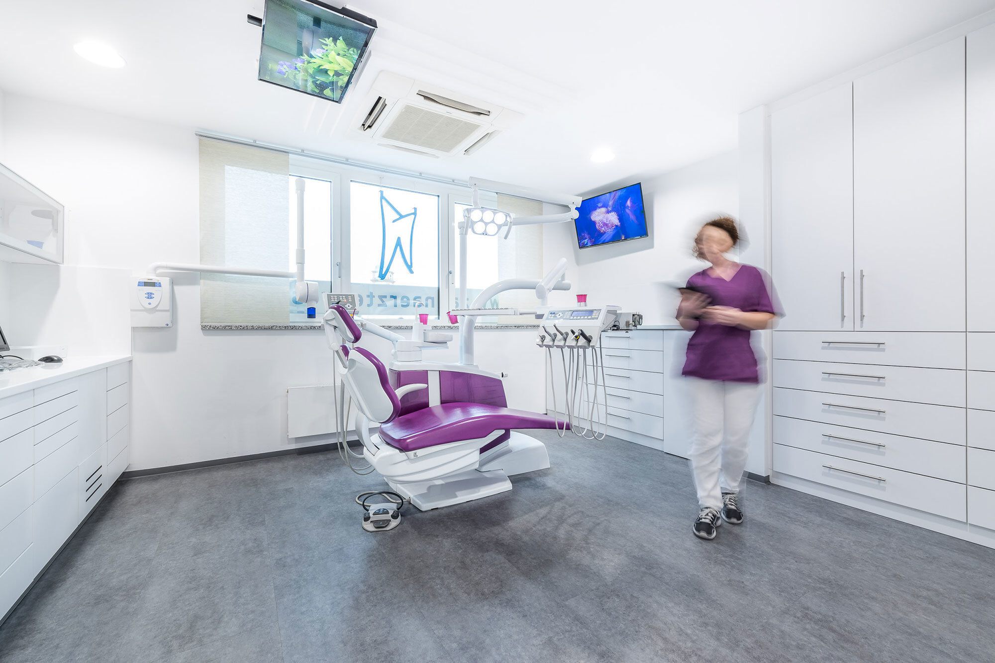 Die Behandlungsräume unserer Zahnarztpraxis in Regensburg sind mit modernsten Geräten ausgestattet